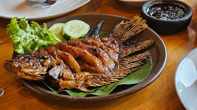 Menu dan Suasana Wisata Warung Wareg